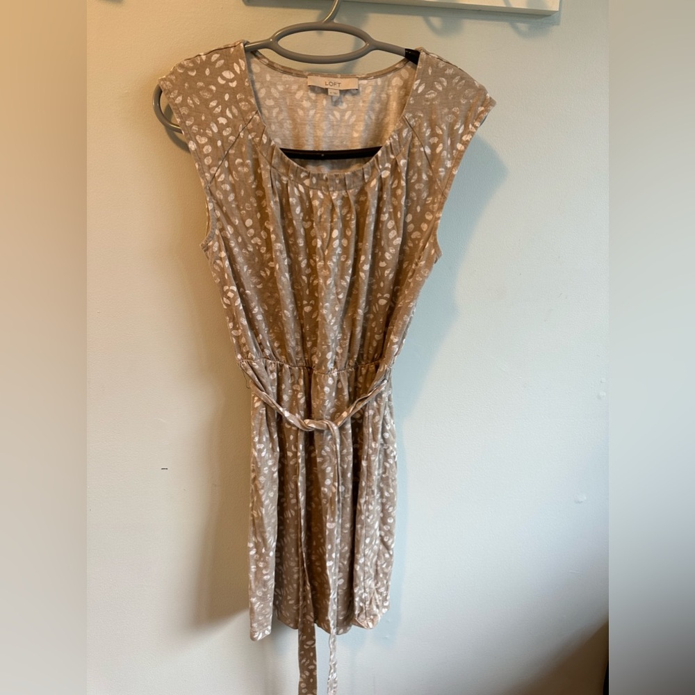 Loft sleeveless beige / white dress size medium